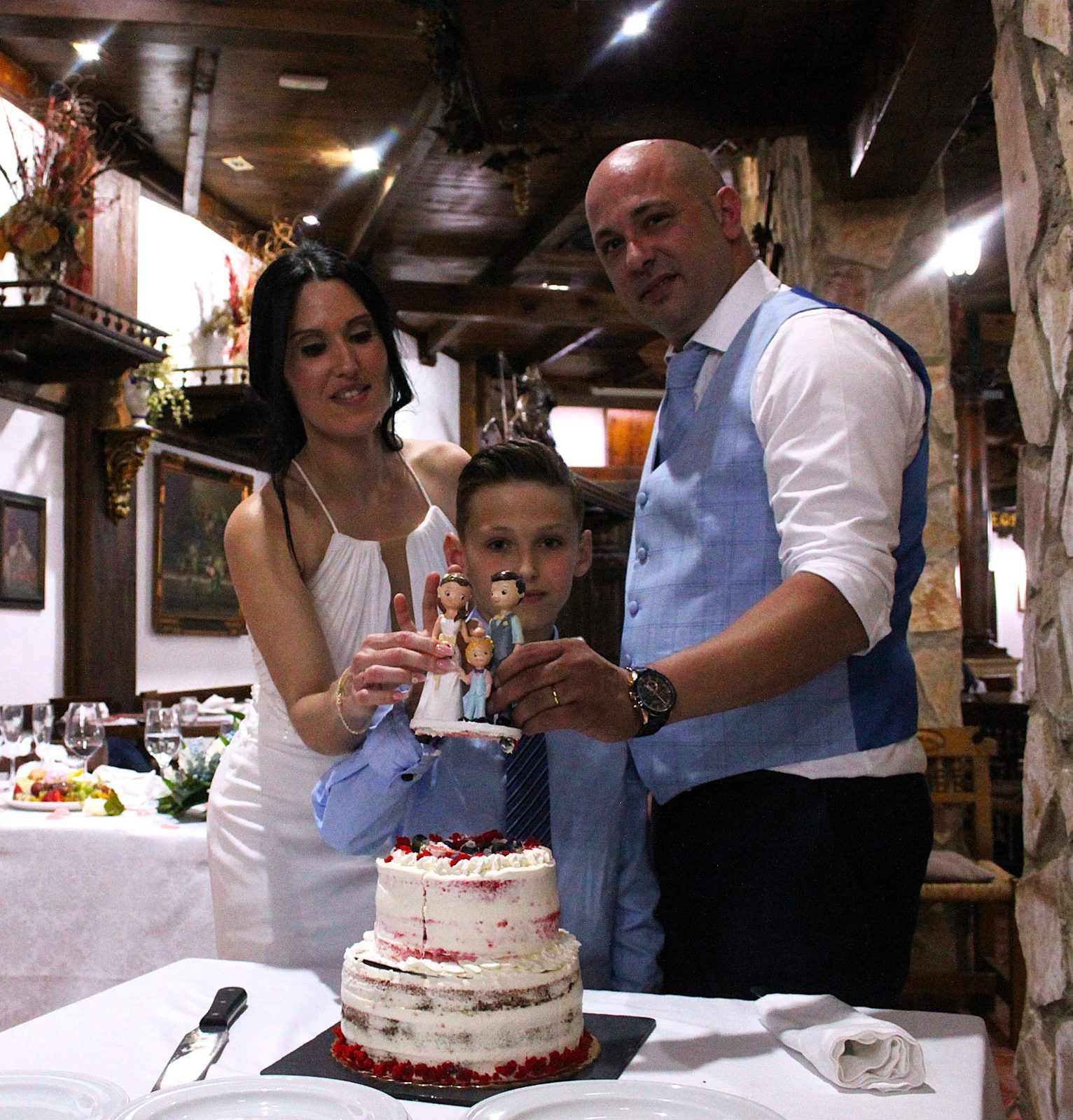 La famiglia con le statuine della torta