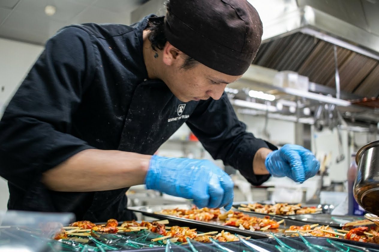 Cuoco che prepara gli stuzzichini in cucina