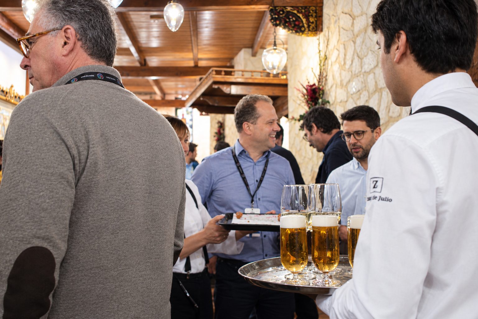 Camerieri con birre per gli invitati
