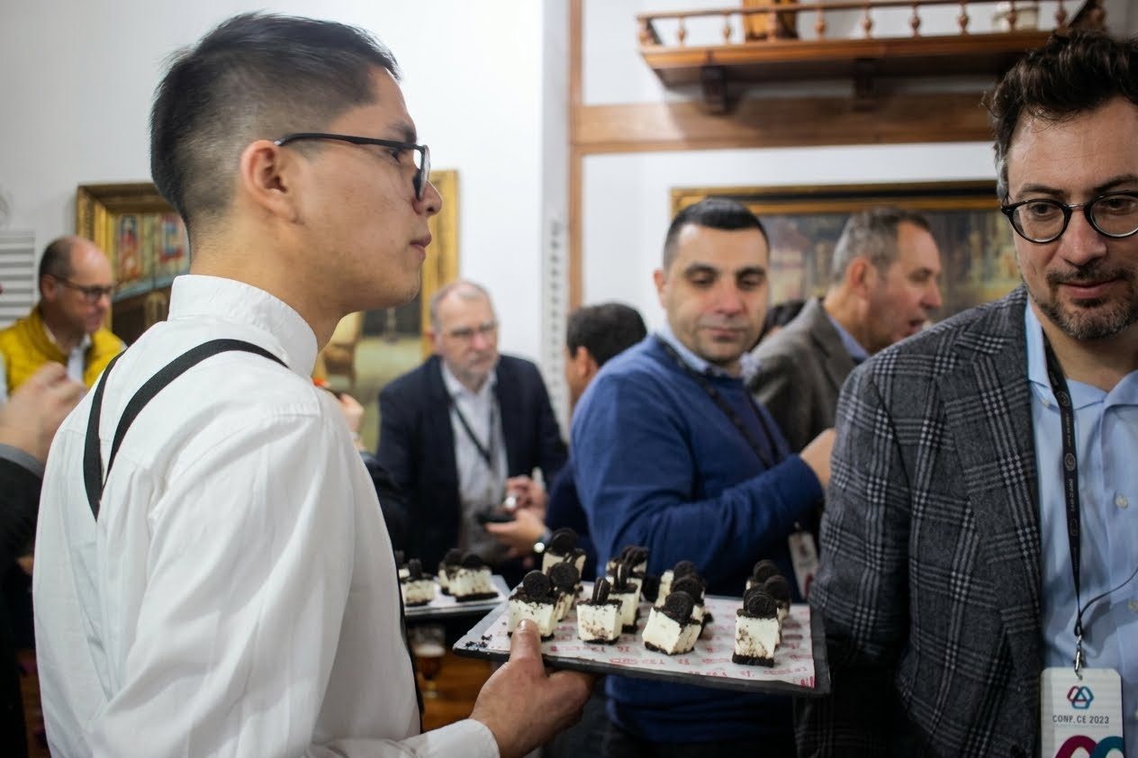 Cameriere che offre stuzzichini all'evento